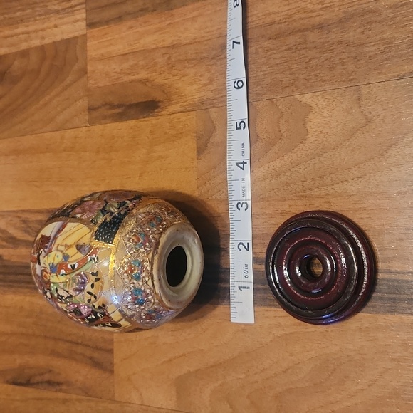 Satsuma Geisha Small Porcelain Egg with Lacquered Cherry Wood Platform Base - Picture 10 of 12